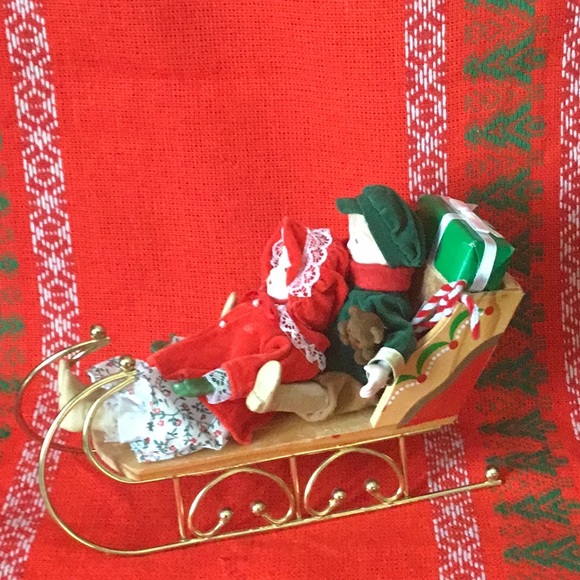 Vintage Christmas Around The World Musical Sleigh With Porcelain Children - Picture 3 of 5